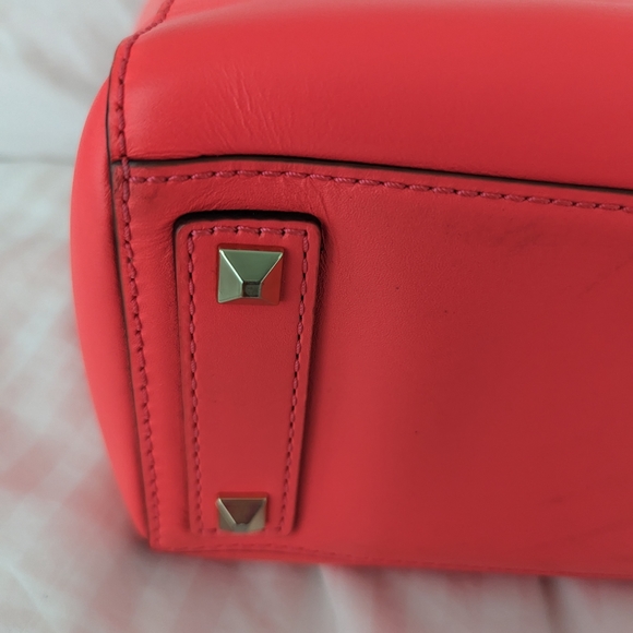 Kate Spade bow tote 🩷🖤 Limited time 60$ 🖤🩷 - Picture 6 of 12